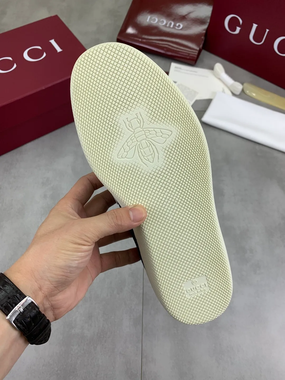 Men's shoes 💰P562 New GUCCI classic design moral training element catwalk model, matching version of top quality moral training shoes for men and women. Epoxy logo process is concave and convex, matching oil edge technology, punched cowhide cloth surface, suede cowhide surface splicing, breathable and not stuffy, the original overlasted shoe model is comfortable on the feet.  Fabric: Matched leather + cloth + mesh Lining: Water-dyed sheepskin Foot: Water-dyed sheepskin Outsole: Original molded TP matching environmentally friendly material Packaging: Top counter full set of packaging Female 35-42 (Female 41.42. Customized) Male 39-46 (46 customized)